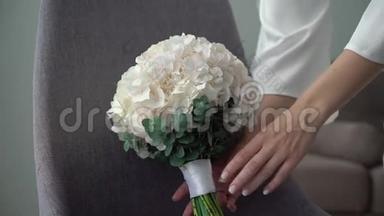 白色绣球花束。 新娘的婚礼花束。 新人的晨间准备.. 花卉
