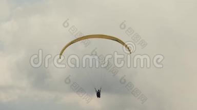<strong>滑翔伞</strong>在阴天在云层中<strong>飞</strong>过<strong>山</strong>脉。 极限运动。 生活方式。 肾上腺素。
