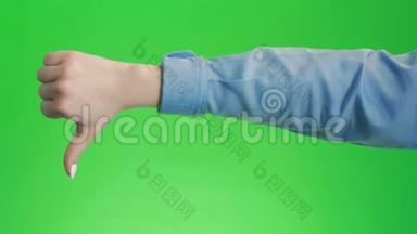 竖起大拇指在绿色屏幕上签名手势。 赞成的象征就像积极的情绪。