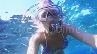 水下自拍，女人<strong>潜水</strong>在浮潜<strong>潜水</strong>面具和浮潜在清澈的蓝色海水。