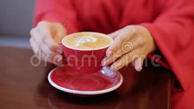 女人享受<strong>咖啡吧</strong>，喝热拿铁卡布奇诺