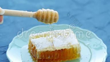 自然生态食品理念。 蜂窝、液态蜂蜜和木勺