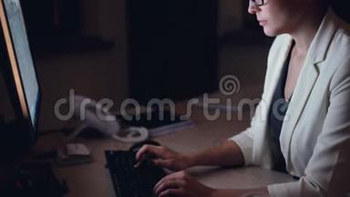 一个自信的女孩，穿着正式的服装，办公室<strong>工作</strong>人员正在使用电脑，<strong>深夜</strong>独自在黑暗的办公室<strong>工作</strong>，坐在