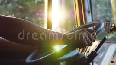 无法辨认的人手握方向盘，在温暖的夏日在乡间道路上驾驶汽车。 卡车司机