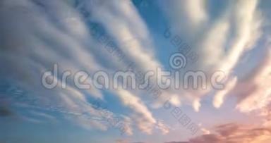时间流逝剪辑蓝天背景与微小卷曲条纹云在晚上。 天气晴朗，多风天气
