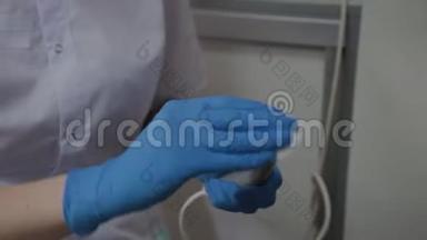 一位专业的美容师用防腐剂处理美容柜中的微电流装置。