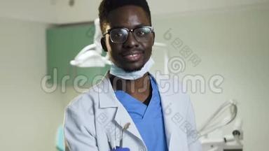 在牙医办公室里用医疗器械拍摄的非洲年轻牙医的肖像。