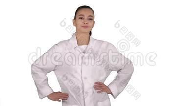 女医生像白色背景上的时尚模特一样走路。