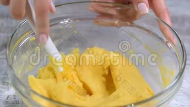 用鸡蛋混合碗做法式焦糖糕点面团的步骤