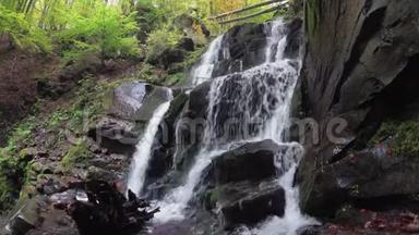 瀑布在森林里。 乌克兰。 带瀑布的石头