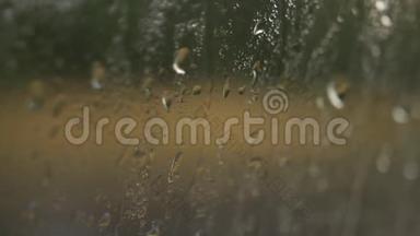 夏雨。 雨滴在汽车的挡风玻璃上。