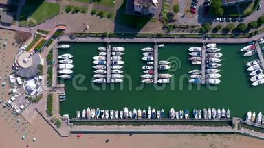 意大利，意大利，2019年5月：空中无人机观码头与游艇在利尼亚诺。 上面的码头。