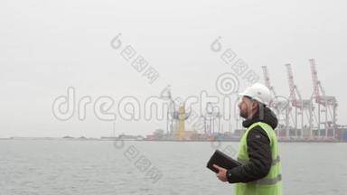港口工人戴头盔<strong>受到</strong>欢迎。 海运