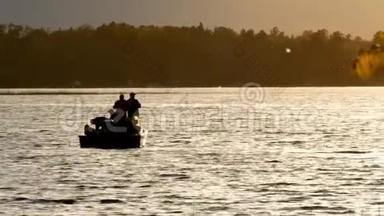 日落时分，<strong>渔民</strong>们在湖上的<strong>渔船</strong>上钓着几条海利派克鱼。