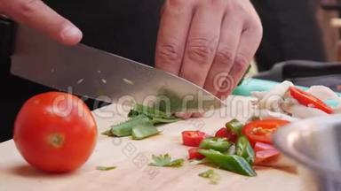 男人`露天厨房里<strong>切</strong>蔬菜和<strong>青菜</strong>. 女人用刀子做饭。 一步一步