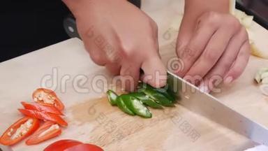女人`手在厨房里露天切蔬菜和青菜。 女人用刀子做饭。 一步一步