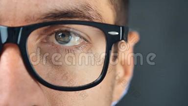 戴眼镜的人的大眼睛。 密切注意商人或戴眼镜的学生