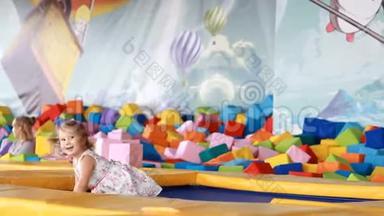 小女孩在儿童操场上蹦床上跳`。 儿童游戏。