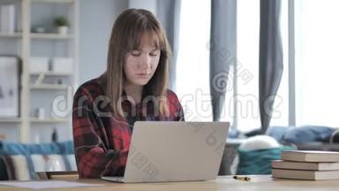 生病的<strong>小女孩咳嗽</strong>和在笔记本电脑上工作