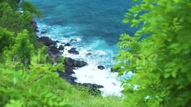 <strong>海浪</strong>破碎到岩石悬崖与喷雾和白色泡沫绿色植物的背景。 <strong>海浪</strong>拍打着岩石