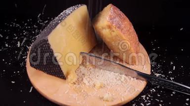 磨碎的山核桃奶酪在木切割板上落在一片撒丁山核桃奶酪上的缓慢运动