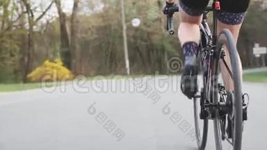 女孩骑自行车的腿踏板技术。 关闭踏板运动。 自行车的概念。 自行车上的主动训练..