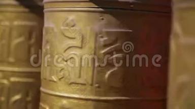 中国寺庙里的金色祈祷轮