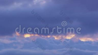 飞越深蓝色，紫色蓬松的云层。 从飞机上看。 超高清