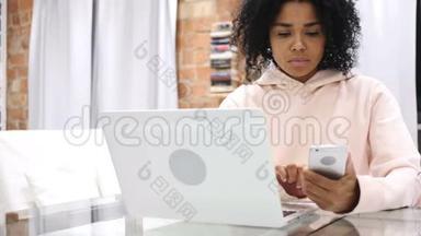 非洲裔美国妇女在智能<strong>手机</strong>上在线浏览，<strong>输入</strong>信息