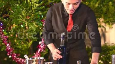 漂亮的亚洲男调酒师，穿着黑色正式西装，搭配红领结，兼职做鸡尾酒艺人