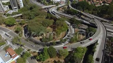 城市高速公路和立交桥的鸟瞰图。 俯视城市交通的公路桥梁，物流..