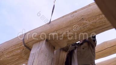 建筑行业概念，底部看一个木匠试图解开电缆施工。 剪辑。 的进程