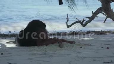塞舌尔。 普拉斯林岛。 可爱有趣的小狗躺在<strong>沙滩上</strong>的<strong>沙滩上</strong>特写.. 狗在<strong>海边</strong>休息