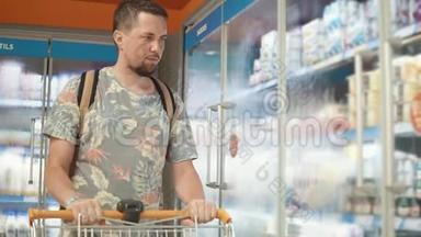 男人正在超市打开冰箱门，拿酸奶