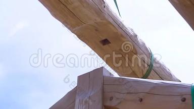 木屋的部分框架，细节为<strong>桁架</strong>木结构，一栋用原木做成的建筑.. 剪辑。 基本观点