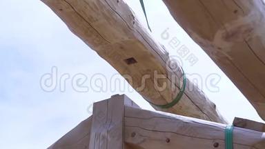 木屋的部分框架，细节为<strong>桁架</strong>木<strong>结构</strong>，一栋用原木做成的建筑.. 剪辑。 基本观点