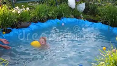 在炎热的<strong>夏天</strong>，一家人在一个小湖里游泳。 奶奶学游<strong>小孩</strong>子.. 花园、花草