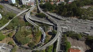 城市高速公路和立交桥的鸟瞰图。 俯视城市交通的公路桥梁，物流..
