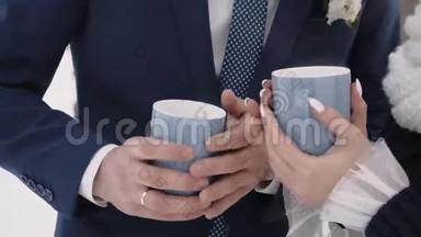 男人和女人在冬天有两个<strong>杯子</strong>和一个<strong>热水</strong>瓶，里面有热茶