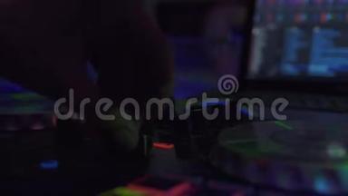 DJ控制音响控制台蚂蚁笔记本电脑，用于混合音乐在夜总会聚会。 迪斯科音乐和音乐控制台