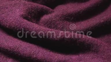 在一<strong>家纺</strong>织品店拍摄的深红色合成毛衣的详细照片。