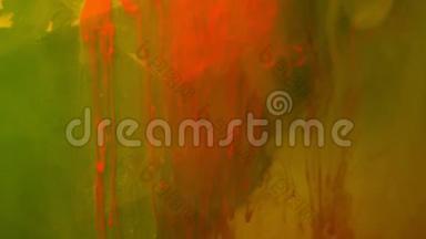 红色油漆油<strong>墨</strong>在玻璃上缓慢地流动，随着<strong>墨</strong>水<strong>滴</strong>落和黄色烟雾爆炸。