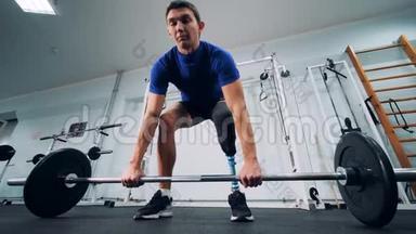 一个腿仿生的男人开始在健身房举重