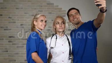 医生日常常规.. 三个医务工作者一起自拍。 微笑的医生。 4千克