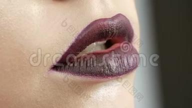 朱黑色红唇是用特殊的唇膏和唇彩刷制而成的，是专业化妆的