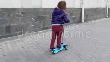 孩子们在公园里骑滑板车。 <strong>免费儿童</strong>