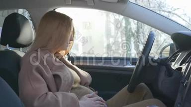 怀孕了，女孩抚摸着自己的大肚子，然后坐在车里系上安全带