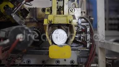 现代机器人<strong>铝</strong>挤压<strong>生产</strong>线<strong>工厂</strong>仓库。 塑料窗的制造。
