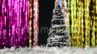 圣诞树出现在节日背景上