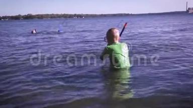 两个小男孩在<strong>暑假</strong>的高度在湖里浮潜。 考虑一下<strong>暑假</strong>夏令营的录像。 无忧无虑，年轻。
